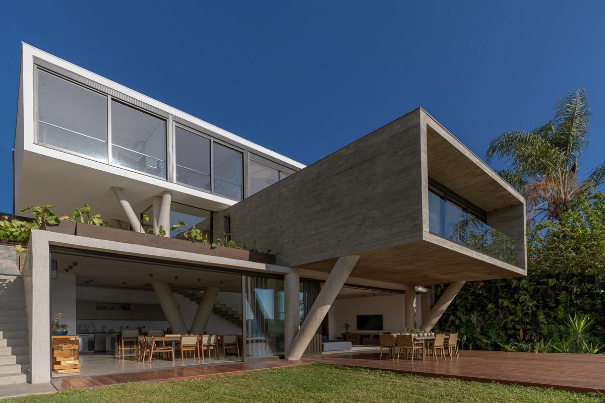 Casa Lua využívá prudce svažitý pozemek v brazilském Belo Horizonte, ve státě Minas Gerais. (Foto: Luisa Lage)