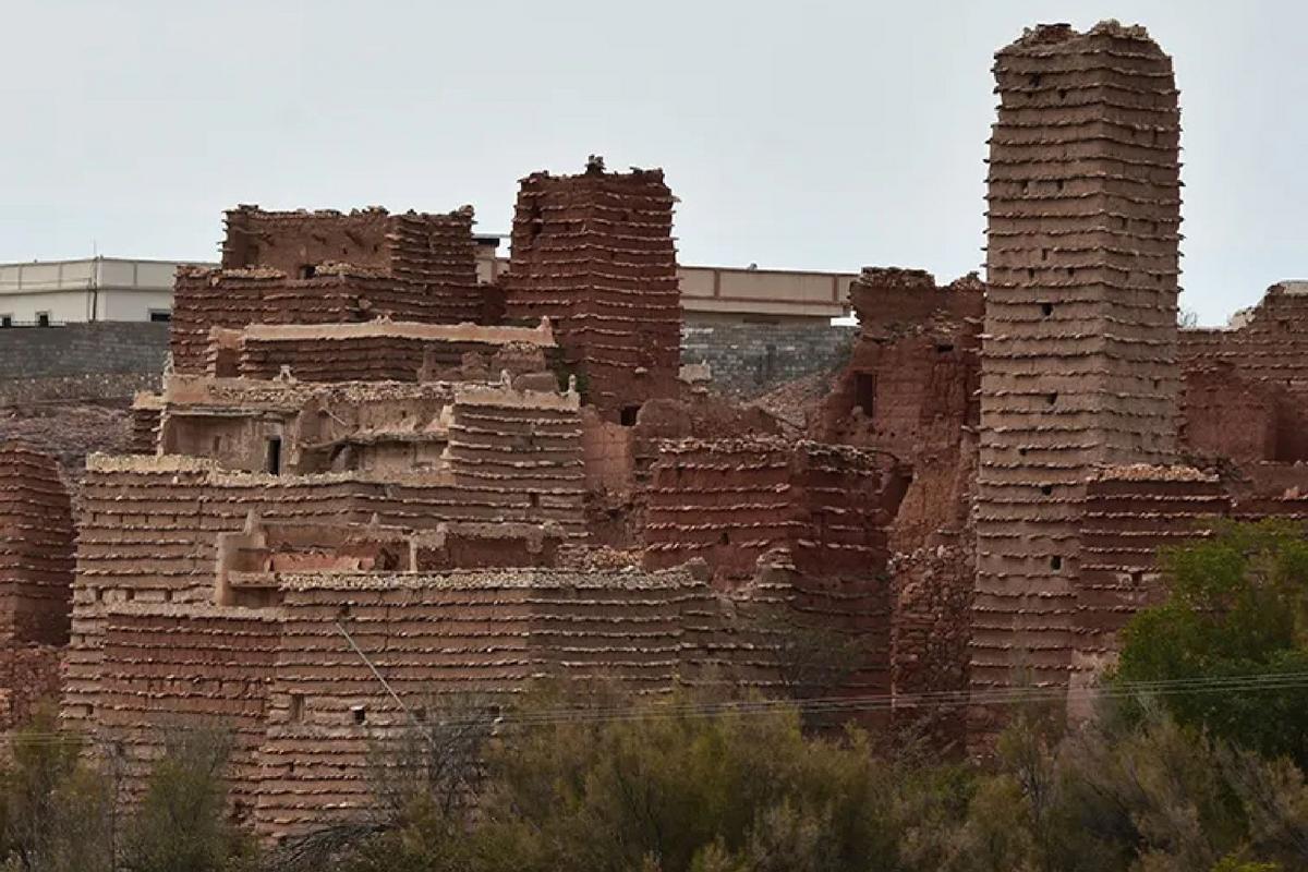 Hliněná lidová architektura v saúdskoarabské vesnici Al Khalaf (Zdroj: Wikipedie, Foto: Richard Mortel / CC BY-SA 4.0)