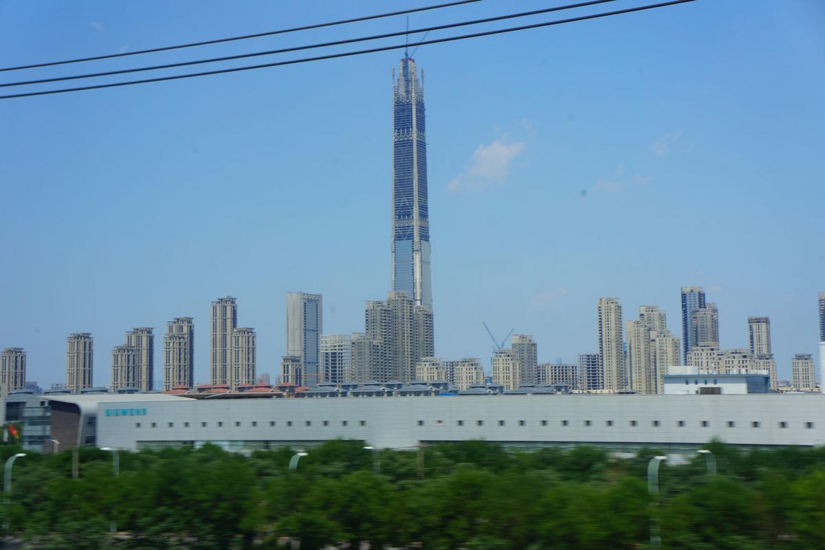 China 117 Tower (Zdroj: Wikipedie, Foto: MNXANL / CC BY-SA 4.0)