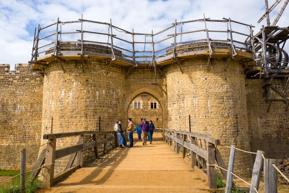 Téměř dokončená novostavba hradu ve francouzském Guédelonu (Zdroj: Shutterstock)