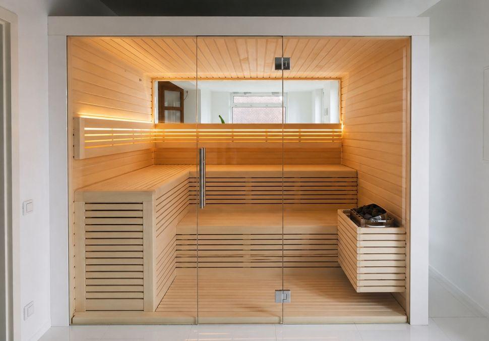 Domácí sauna s výhledem do chodby, více úrovní lavic umožňuje zvolit příjemnou teplotu. (Zdroj: Saunaprojekt)
