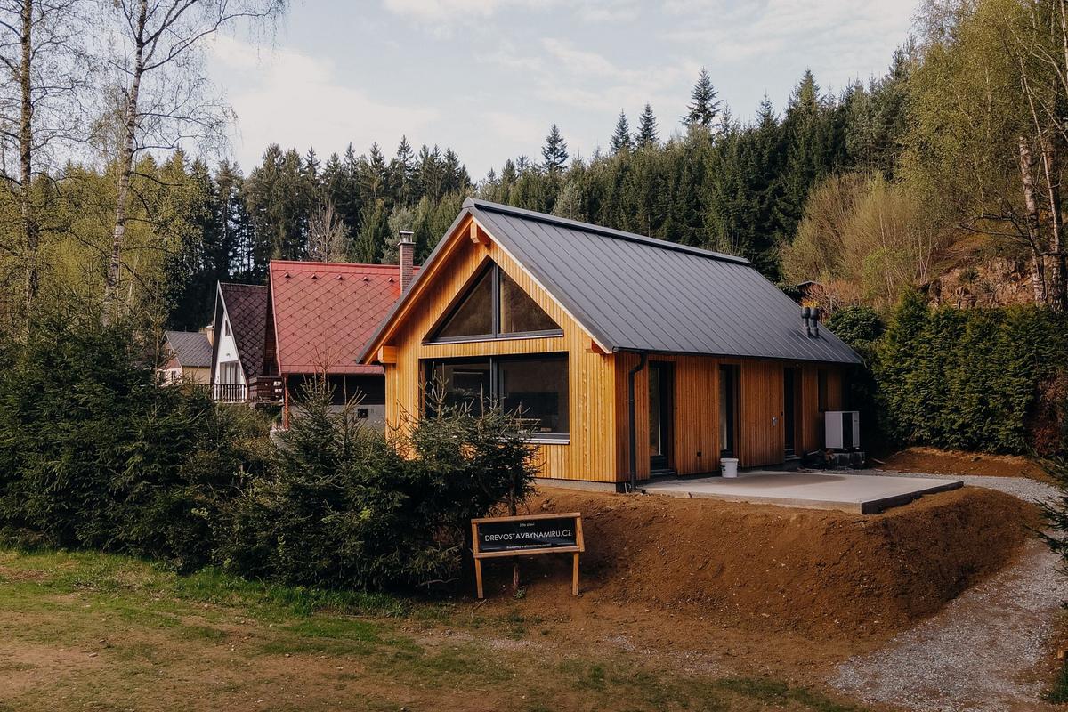 Novostavba roubenky (Foto: DŘEVOSTAVBY NA MÍRU)