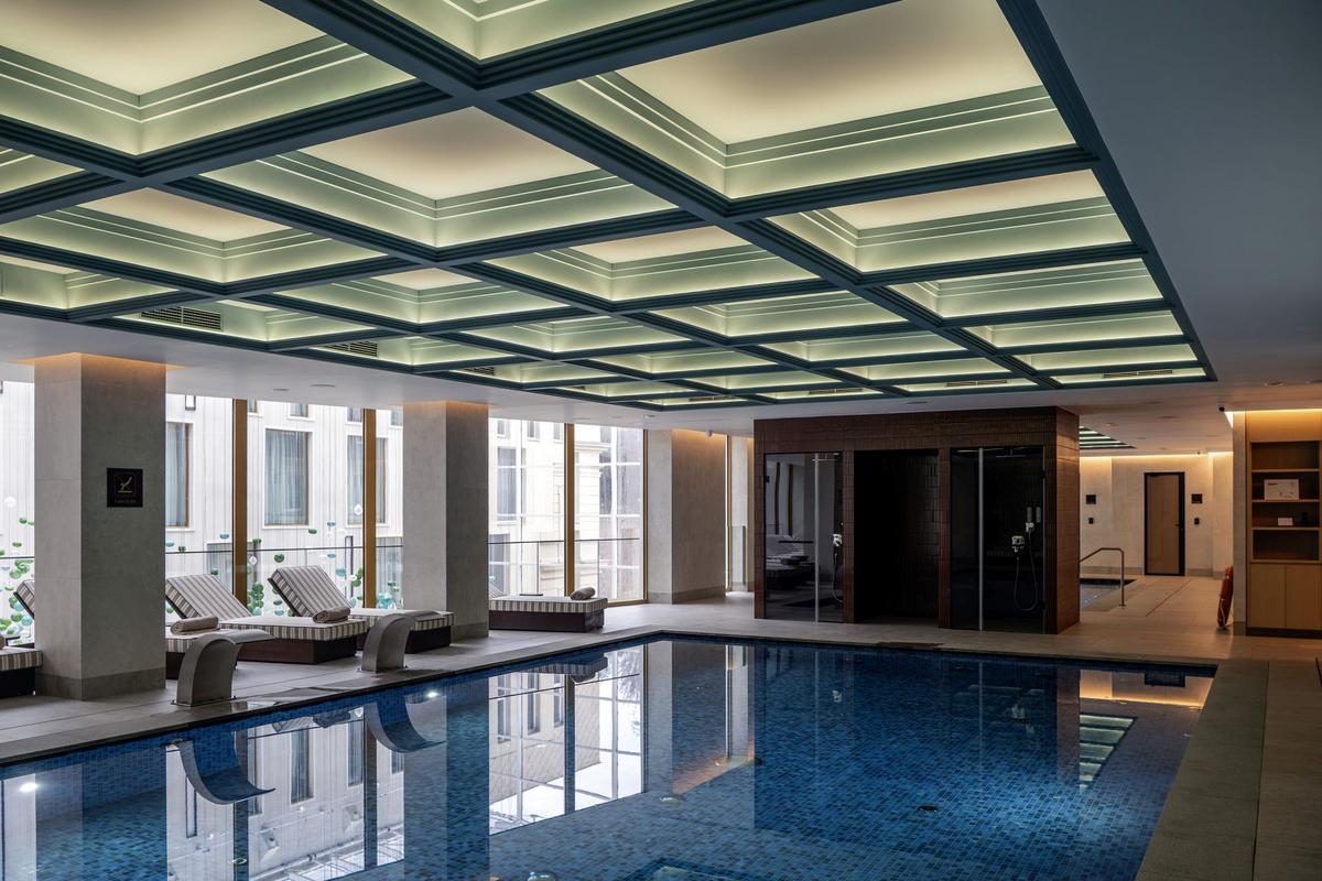 Designový podhled z AQUAPANEL Indoor u bazénu hotelu v Mariánských Lázních (Zdroj: KNAUF Praha)