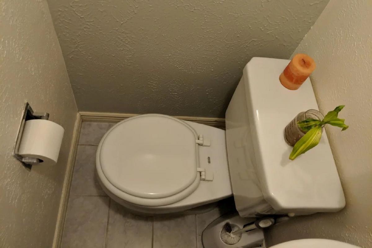 Na první pohled je všechno na svém místě, tak jak má být. Ovšem na druhý pohled tu už vyvstávají otázky, které volají po odpovědi. Kolena máte mít kde? (Foto: Reddit)