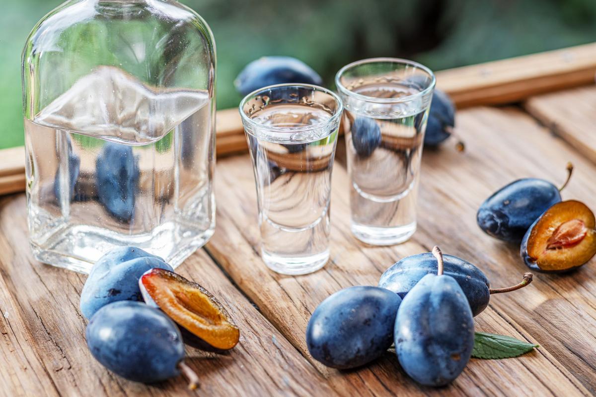 Že se tradiční slivovice pálí ze švestek, ví určitě každý (Zdroj: Shutterstock)