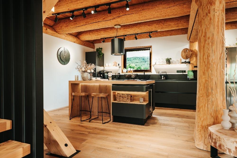 Dřevostavba Post and Beam - Meltoni, interiér; Dům měsíce srpna 2026 (Zdroj: Sruby Urban)