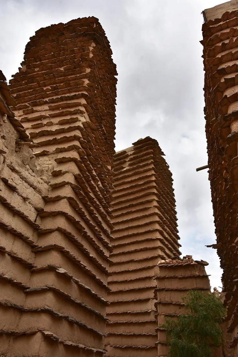 Hliněná lidová architektura v saúdskoarabské vesnici Al Khalaf (Zdroj: Wikipedie, Foto: Richard Mortel / CC BY-SA 4.0)