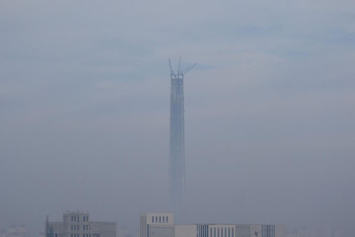 China 117 Tower (Zdroj: Wikipedie, Foto: Amazingloong / CC BY-SA 4.0)