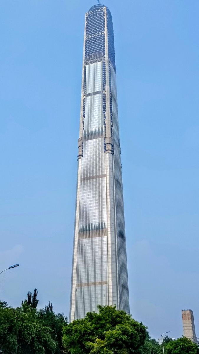 China 117 Tower (Zdroj: Wikipedie, Foto: KangTyngrwey / CC BY-SA 4.0)