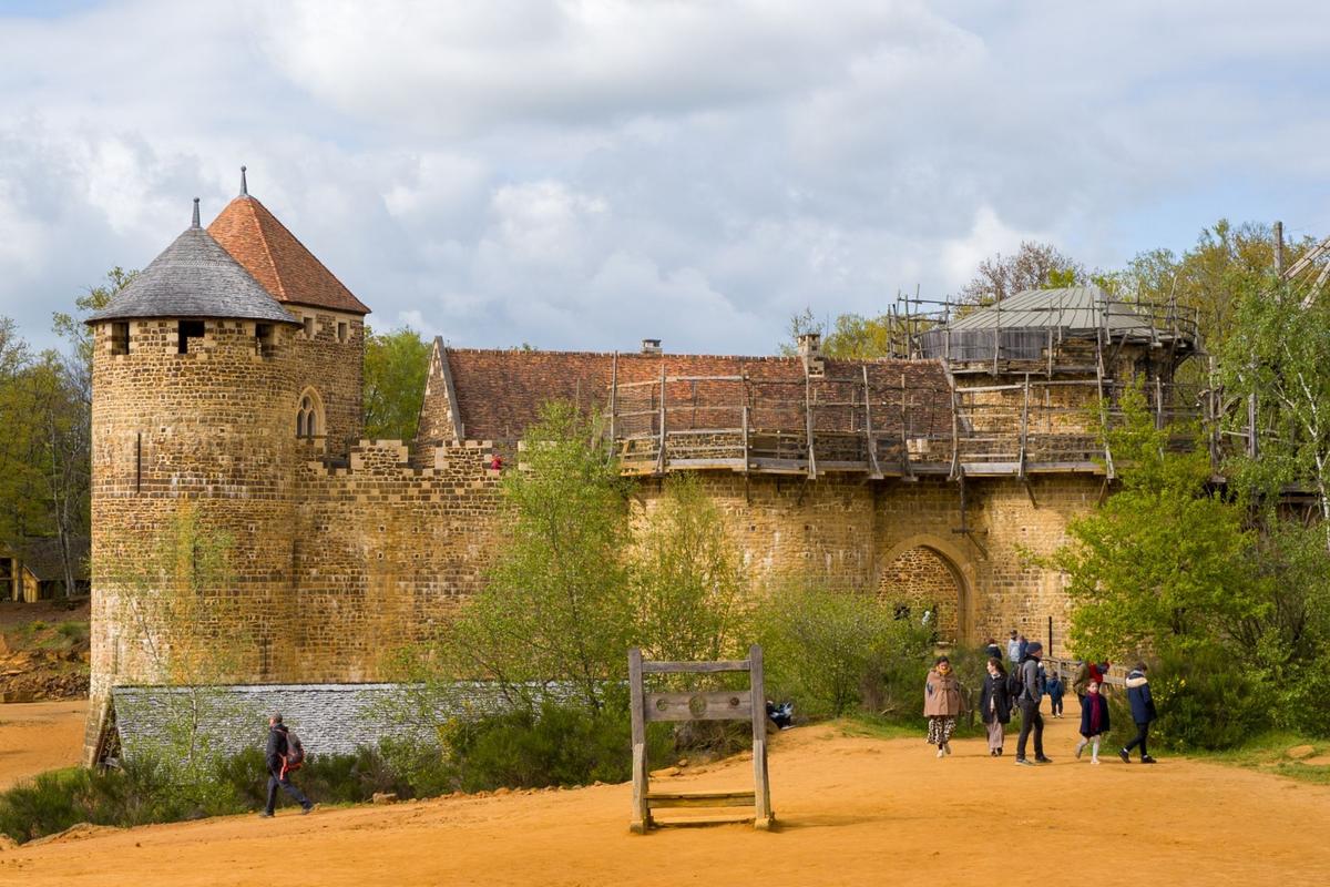 Téměř dokončená novostavba hradu ve francouzském Guédelonu (Zdroj: Shutterstock)