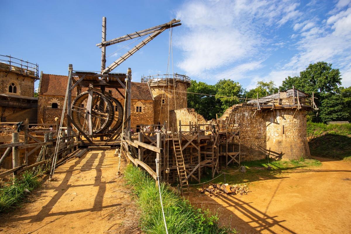 Téměř dokončená novostavba hradu ve francouzském Guédelonu (Zdroj: Shutterstock)