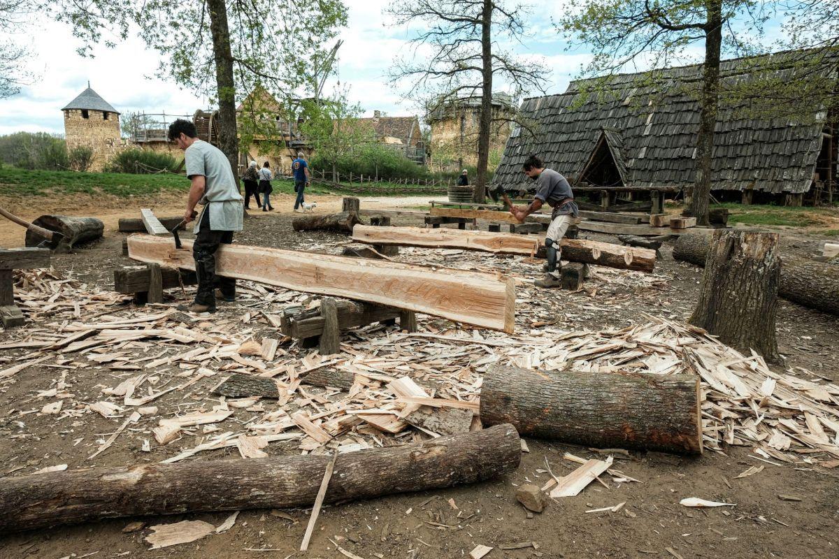 Výstavba hradu ve francouzském Guédelonu - výhradně ruční práce (Zdroj: Shutterstock)