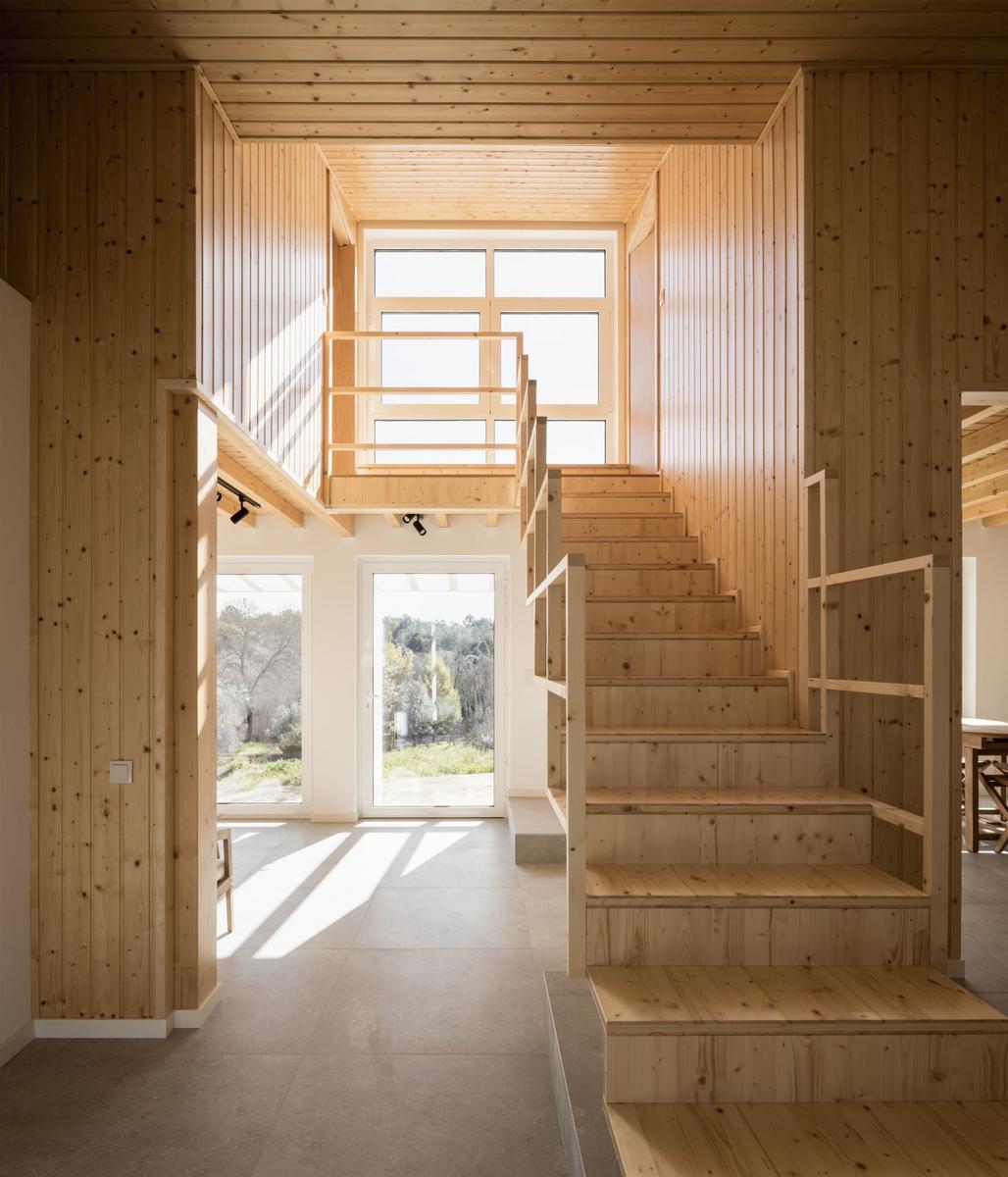 Schodiště se stává výrazným prvkem interiéru a díky otevřenému prostoru propojuje obě podlaží. (Foto: Sérgio Garces)