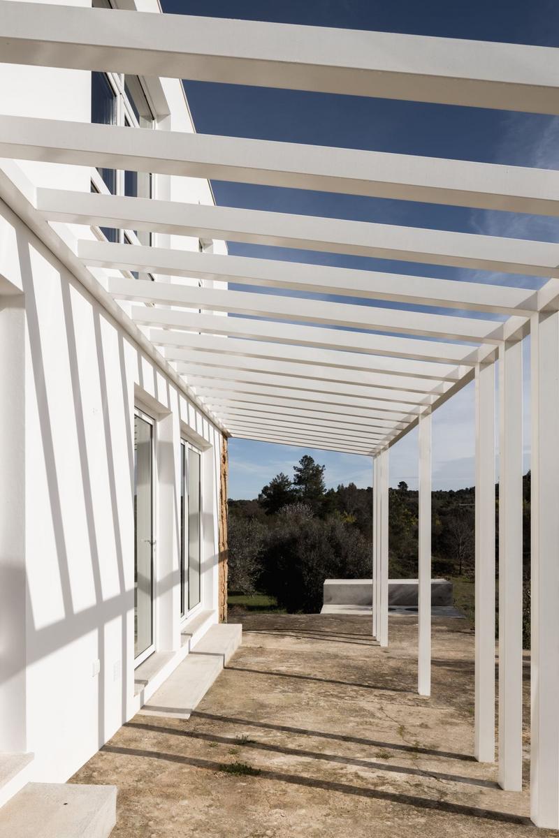 Pergola na straně k příjezdu vytváří praktické stání pro auto a zároveň doplňuje vzhled domu. (Foto: Sérgio Garces)