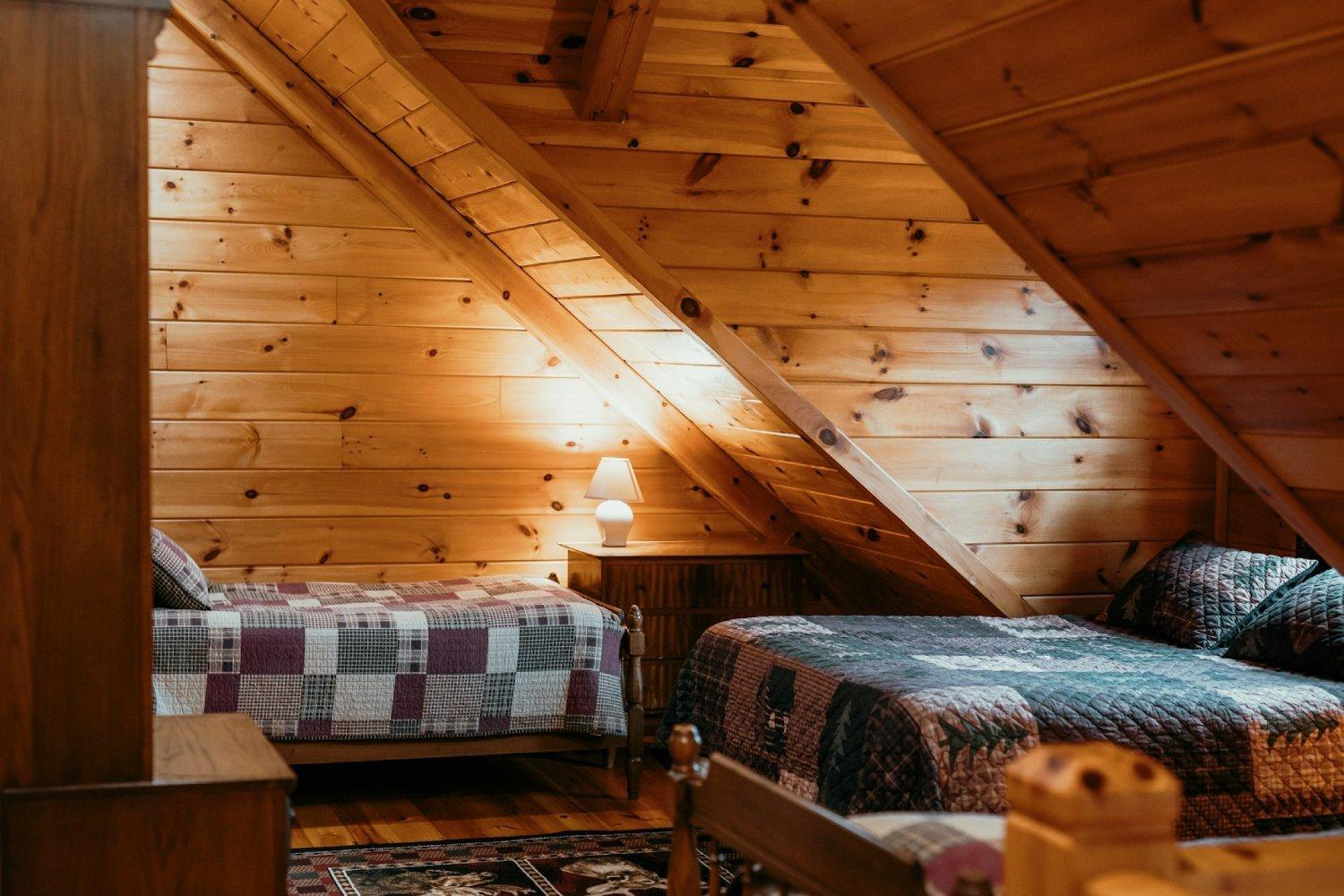 V podkroví je často nutné přizpůsobit výšku matrace. (Zdroj: Unsplash)