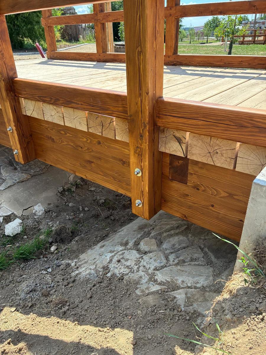 Dřevěný most z lepených modřínových BSH hranolů (Zdroj: KARPEN PLUS)