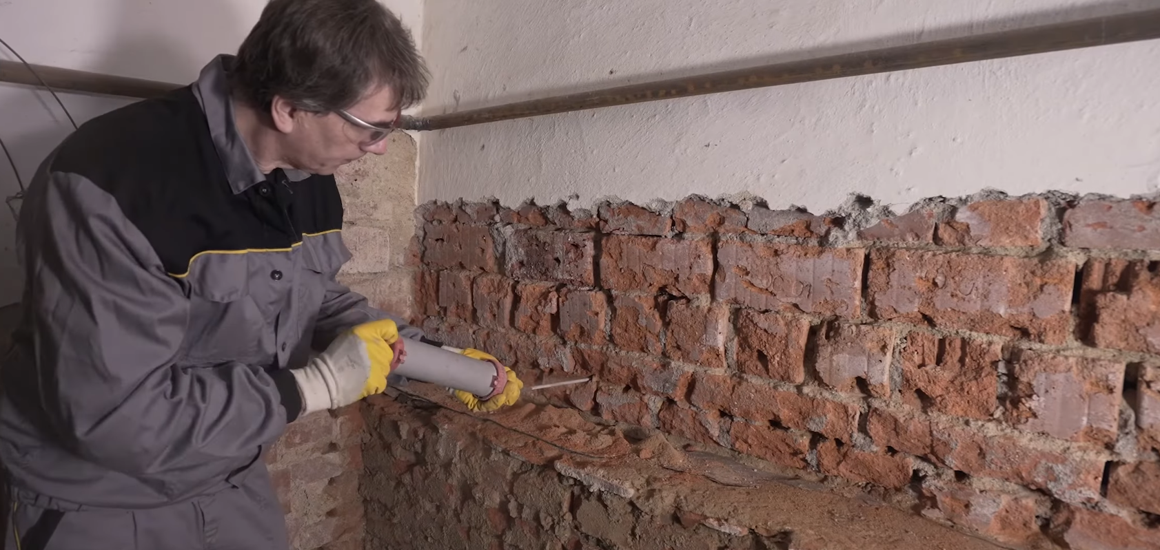 Poškozená omítka musí dolů, vzlínající vlhkost zastavují injektáže (Zdroj: Weber, Saint-Gobain Construction Products CZ)