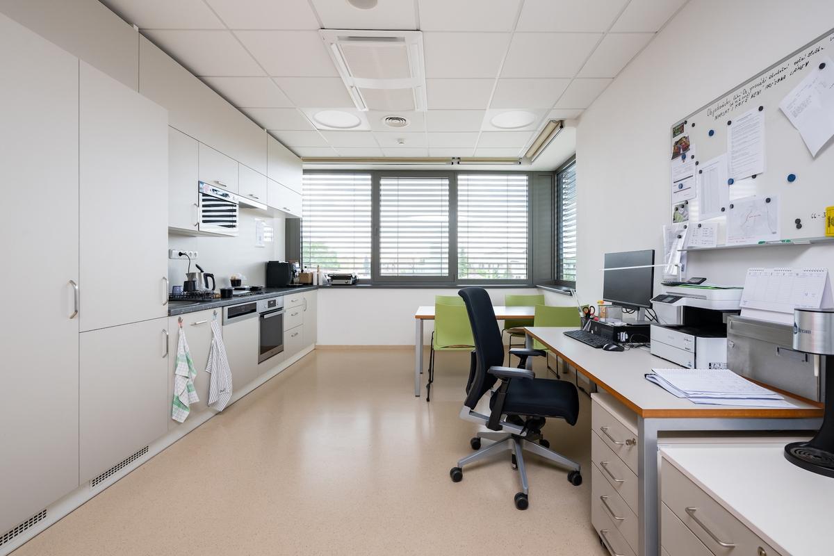 Budovy vykazují nízkou spotřebu energie, stabilní vnitřní klima a zejména v letních měsících vysokou míru energetické soběstačnosti. (Foto: Vojta Herout)