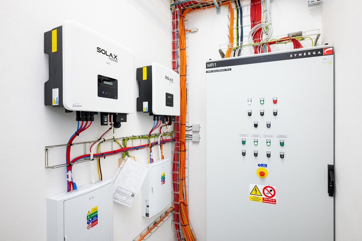 Šest budov je rozděleno do tří energetických skupin, které si mezi sebou sdílejí vyrobenou elektřinu (Foto: Vojta Herout)