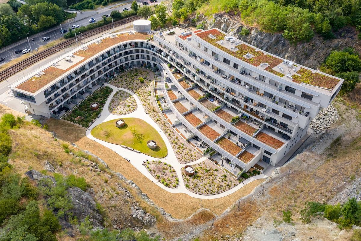 Zpomalit odtok pomáhají také vegetační střechy o ploše přibližně 5000 metrů čtverečních (Foto: Vojta Herout)