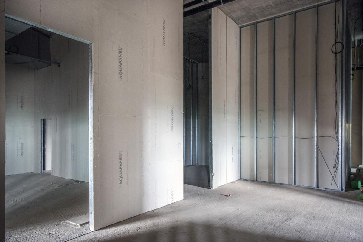 Interiérové příčky z desek AQUAPANEL Indoor odolají vlhkostnímu zatížení    gastro provozu administrativní budovy (Zdroj: KNAUF Praha)