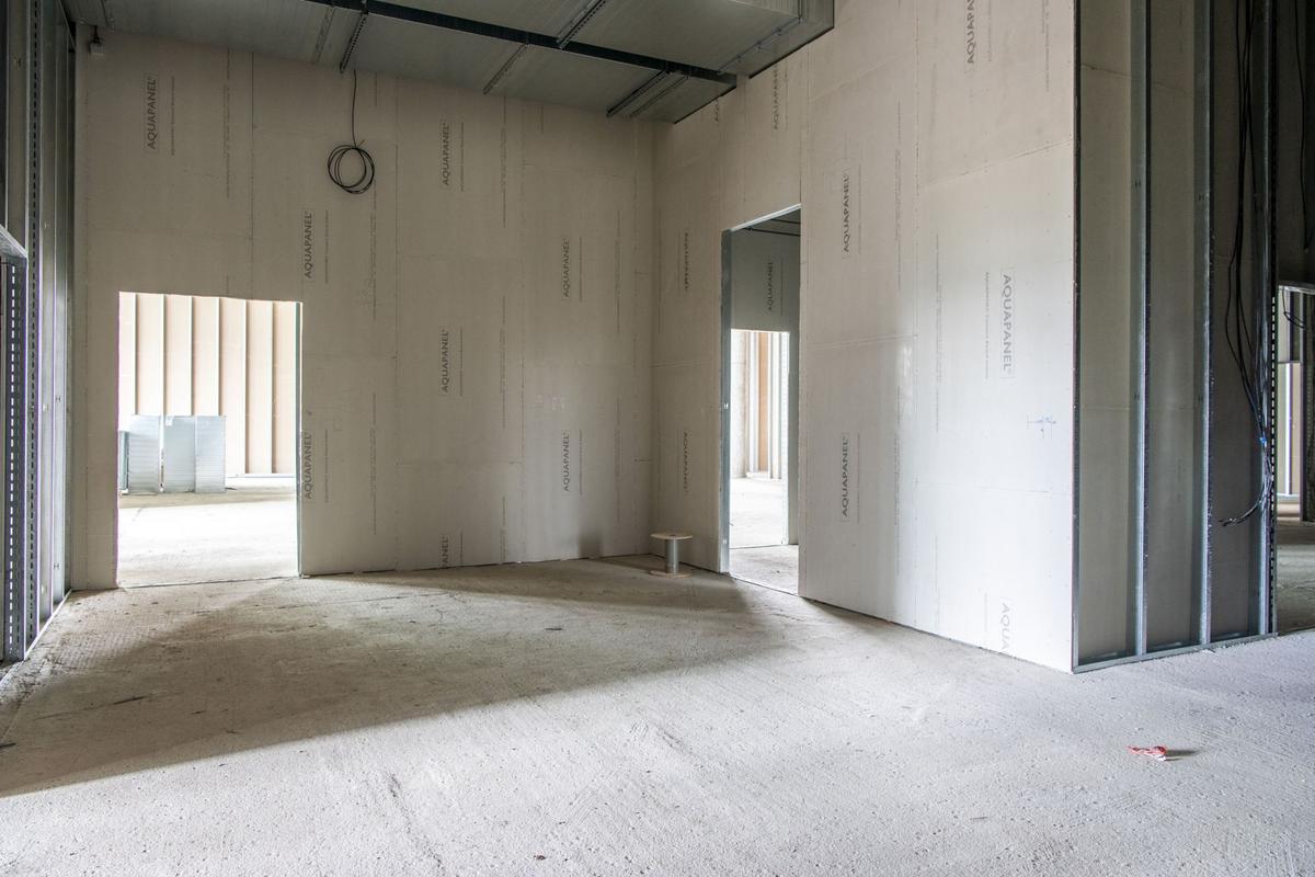 Interiérové příčky z desek AQUAPANEL Indoor odolají vlhkostnímu zatížení    gastro provozu administrativní budovy (Zdroj: KNAUF Praha)