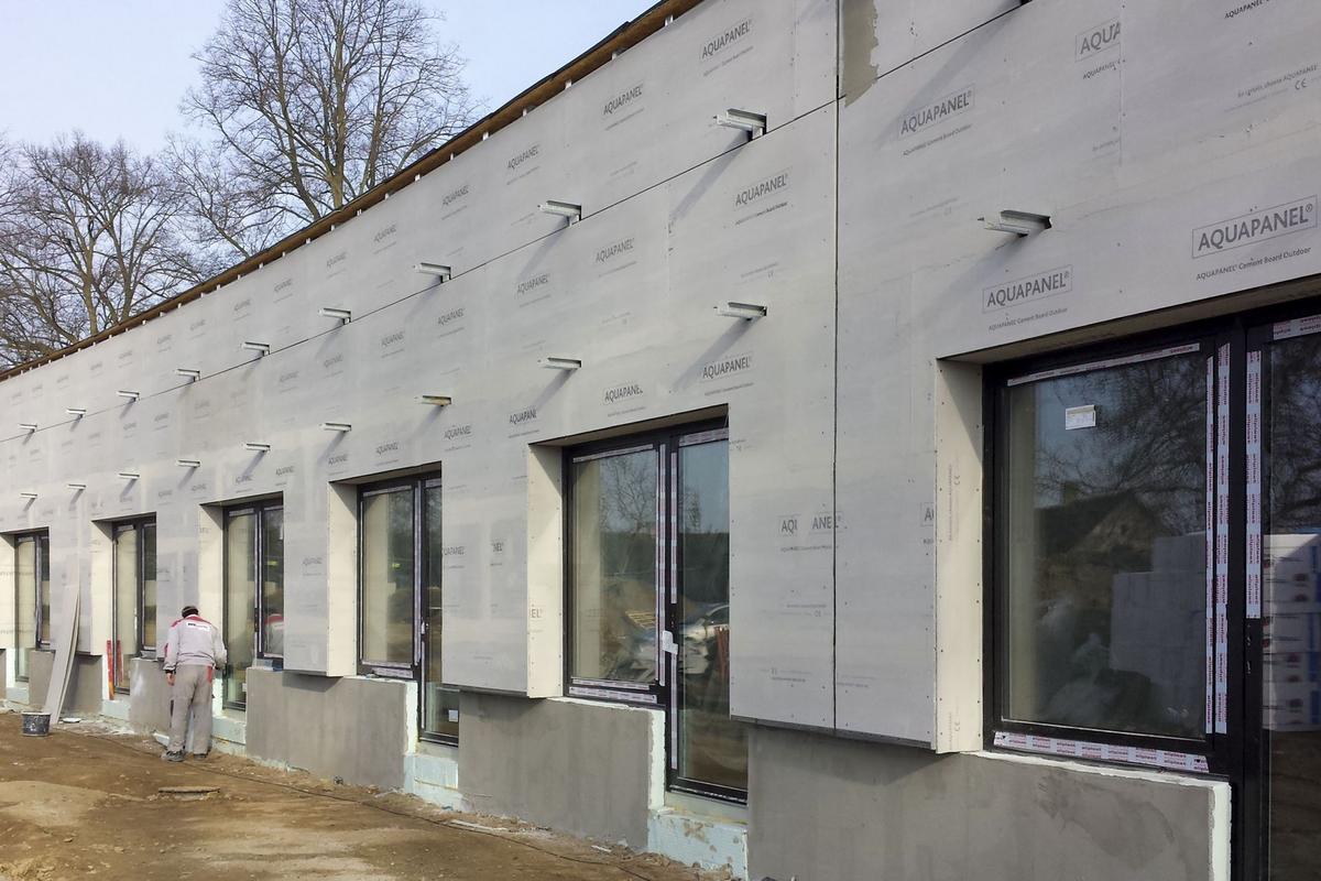 Využití cementových desek AQUAPANEL Outdoor v konstrukci provětrávané fasády (Zdroj: KNAUF Praha)