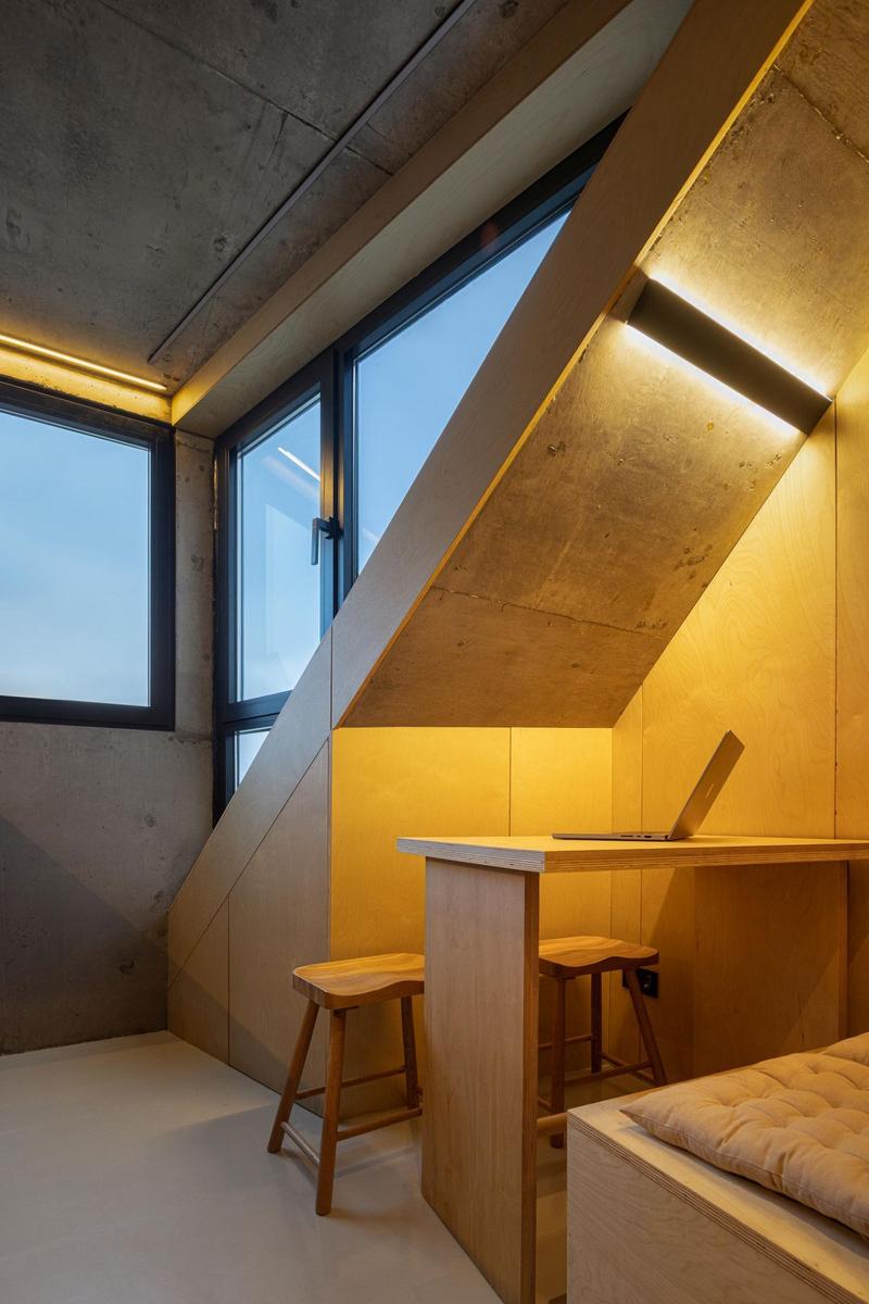 Skromnost ovšem neznamená nedostatek chytrých a promyšlených řešení. (Foto: Ivo Tavares Studio)