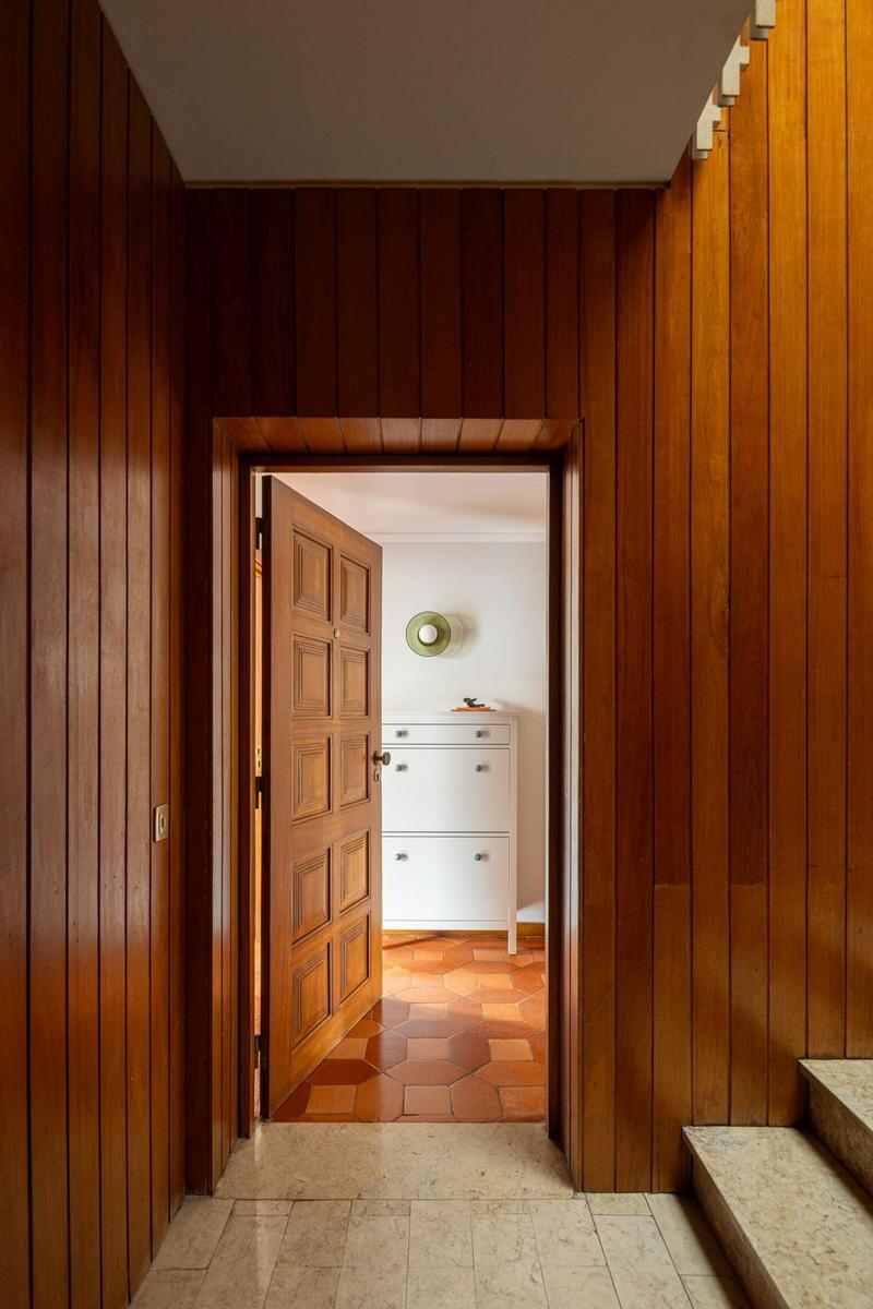Zásahy současného architekta byly záměrně střídmé, spočívaly spíše v oživení kvality bytu. (Foto: Ivo Tavares Studio)