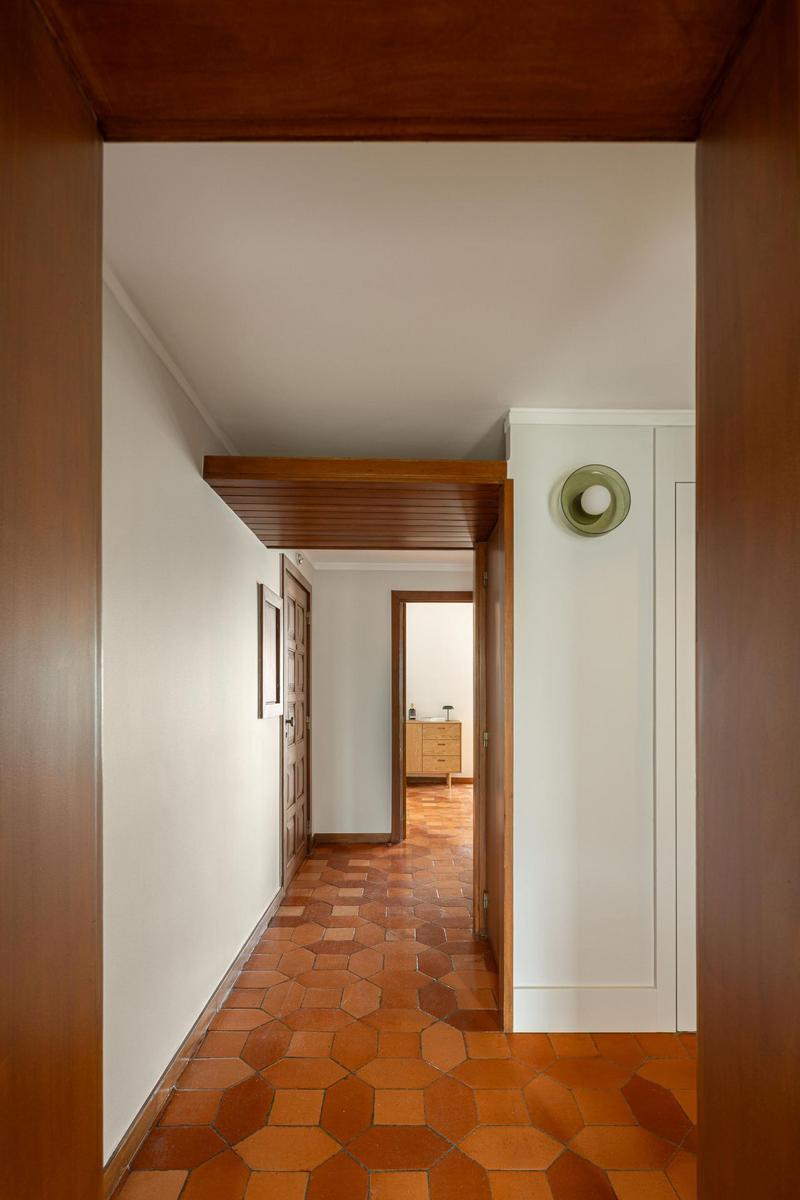 Původní terakotová dlažba se dočkala renovace, ale jinak zůstala zachována v plném rozsahu. (Foto: Ivo Tavares Studio)