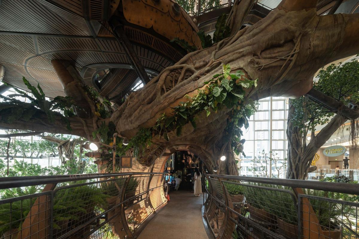 Steampunkový Zázračný strom v obchodním domě v čínském Čchung-čchingu (Foto: Chen Yanzhou)