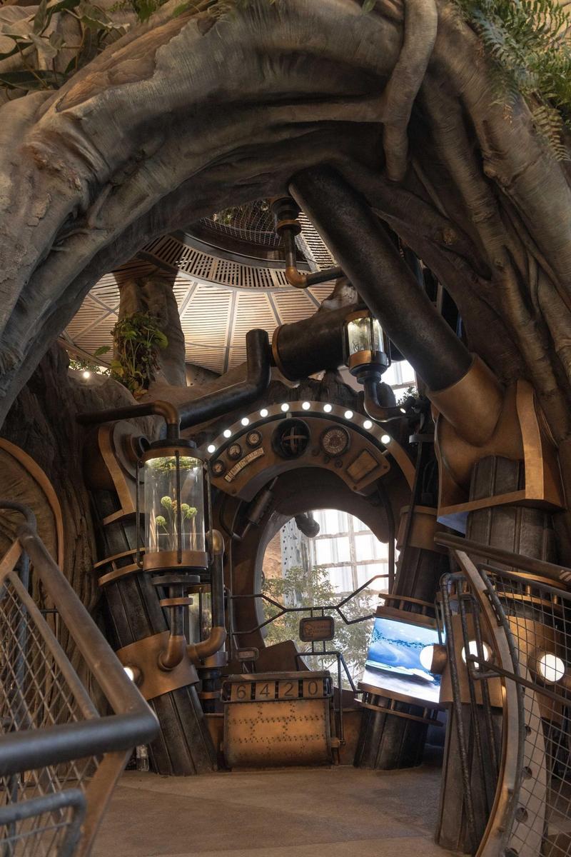 Steampunkový Zázračný strom v obchodním domě v čínském Čchung-čchingu (Foto: Chen Yanzhou)