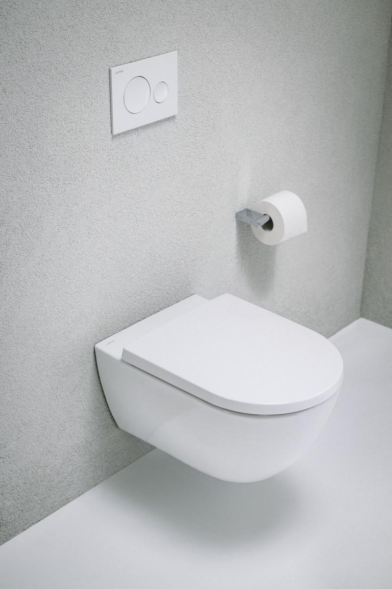 Cleanet PRO X je bez oplachového kruhu, takže nemá záhyby, ve kterých by se udržovaly nečistoty a snáze se čistí. Disponuje také samočisticím systémem, který se aktivuje po každém použití. Klozety lze zakoupit v závěsné nebo stojací variantě. (Zdroj: LAUFEN)