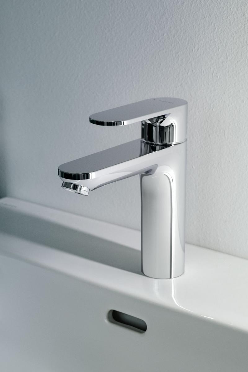 Novinkou v nabídce LAUFEN jsou baterie z kolekce PRO X, ať už v umyvadlové, sprchové, vanové nebo bidetové variantě. Je možné je kombinovat se sanitární keramikou i koupelnovým nábytkem ze stejnojmenné série. Baterie jsou doplněny o úspornou technologii Eco+, díky které máme spotřebu vody a energie více pod kontrolou.  Pokud je páčka ve středové poloze, spustí baterie vždy pouze studenou vodu. (Zdroj: LAUFEN)
