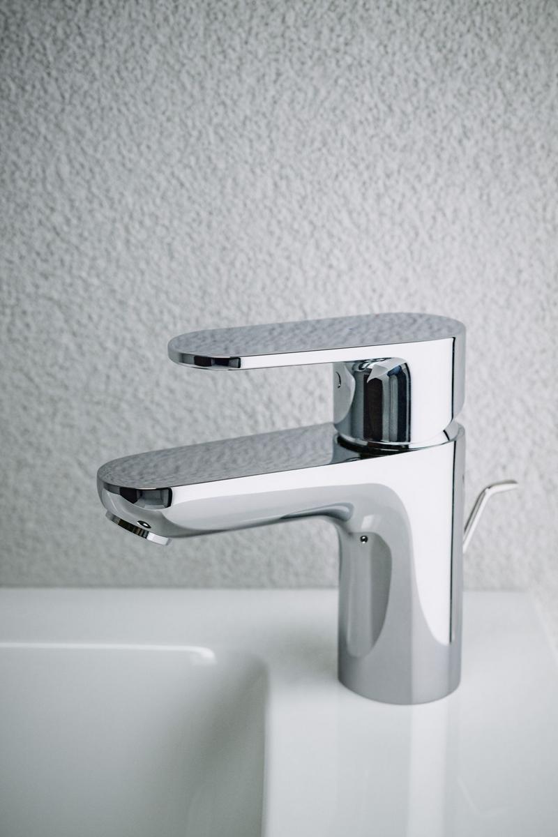 Novinkou v nabídce LAUFEN jsou baterie z kolekce PRO X, ať už v umyvadlové, sprchové, vanové nebo bidetové variantě. Je možné je kombinovat se sanitární keramikou i koupelnovým nábytkem ze stejnojmenné série. Baterie jsou doplněny o úspornou technologii Eco+, díky které máme spotřebu vody a energie více pod kontrolou.  Pokud je páčka ve středové poloze, spustí baterie vždy pouze studenou vodu. (Zdroj: LAUFEN)