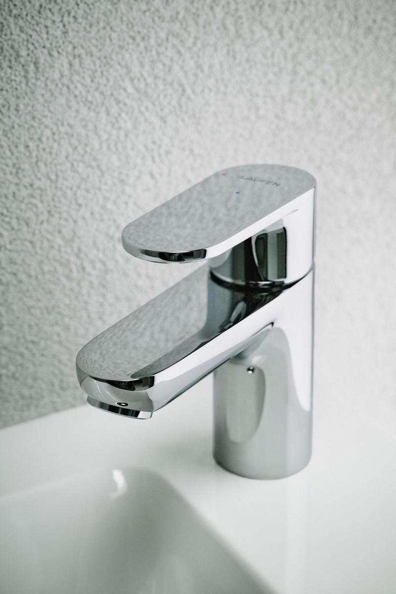 Novinkou v nabídce LAUFEN jsou baterie z kolekce PRO X, ať už v umyvadlové, sprchové, vanové nebo bidetové variantě. Je možné je kombinovat se sanitární keramikou i koupelnovým nábytkem ze stejnojmenné série. Baterie jsou doplněny o úspornou technologii Eco+, díky které máme spotřebu vody a energie více pod kontrolou.  Pokud je páčka ve středové poloze, spustí baterie vždy pouze studenou vodu. (Zdroj: LAUFEN)