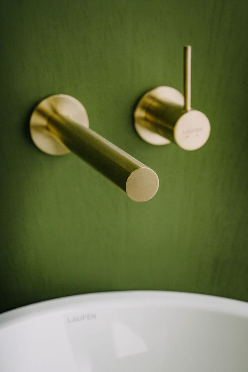 Zatímco podomítkové baterie TWINPLUS SLIM jsou v prostoru maximálně minimalistické, baterie z kolekce Kartell by LAUFEN se v prostoru stávají výrazným solitérem, který poutá pozornost. (Zdroj: LAUFEN)