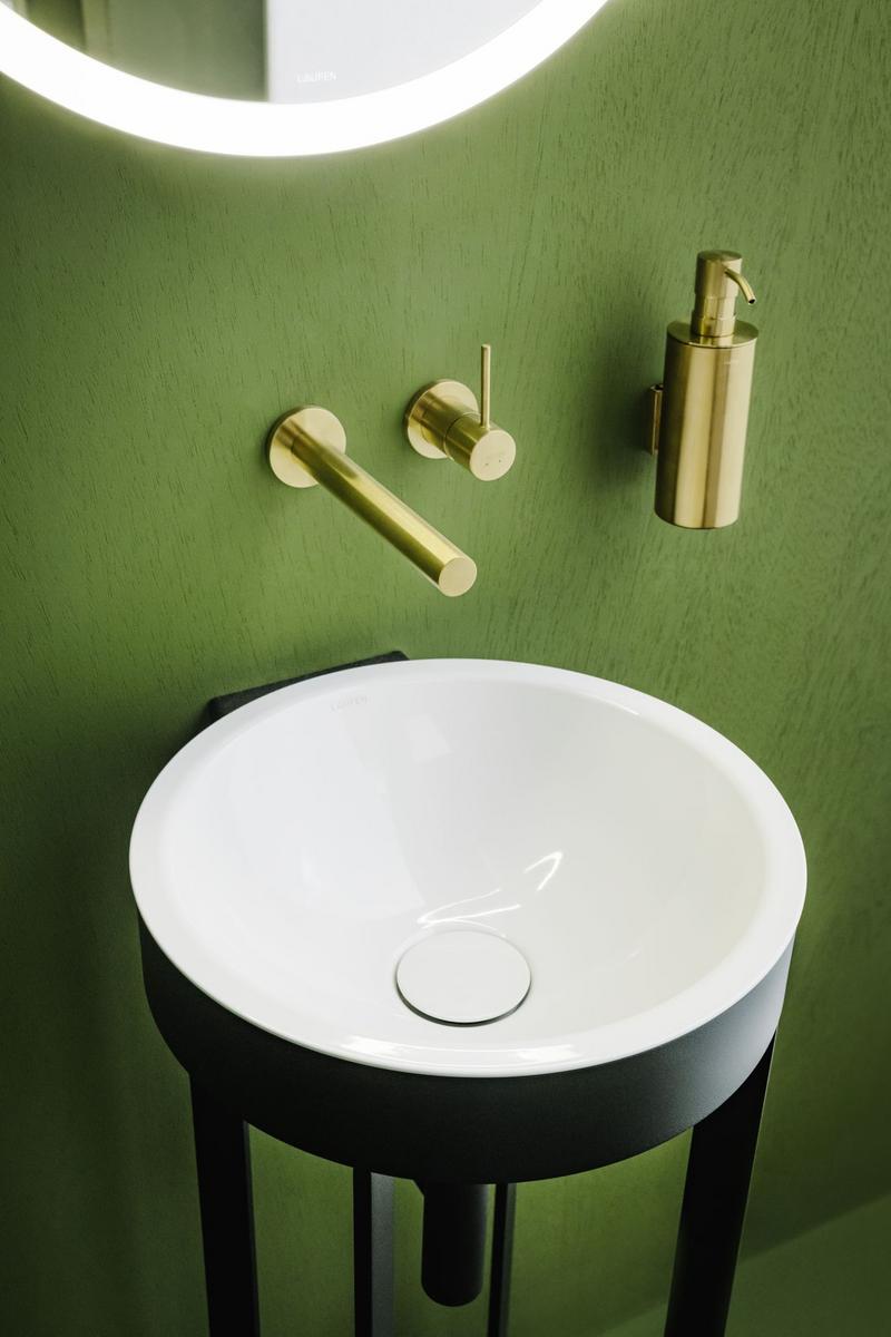 Zatímco podomítkové baterie TWINPLUS SLIM jsou v prostoru maximálně minimalistické, baterie z kolekce Kartell by LAUFEN se v prostoru stávají výrazným solitérem, který poutá pozornost. (Zdroj: LAUFEN)