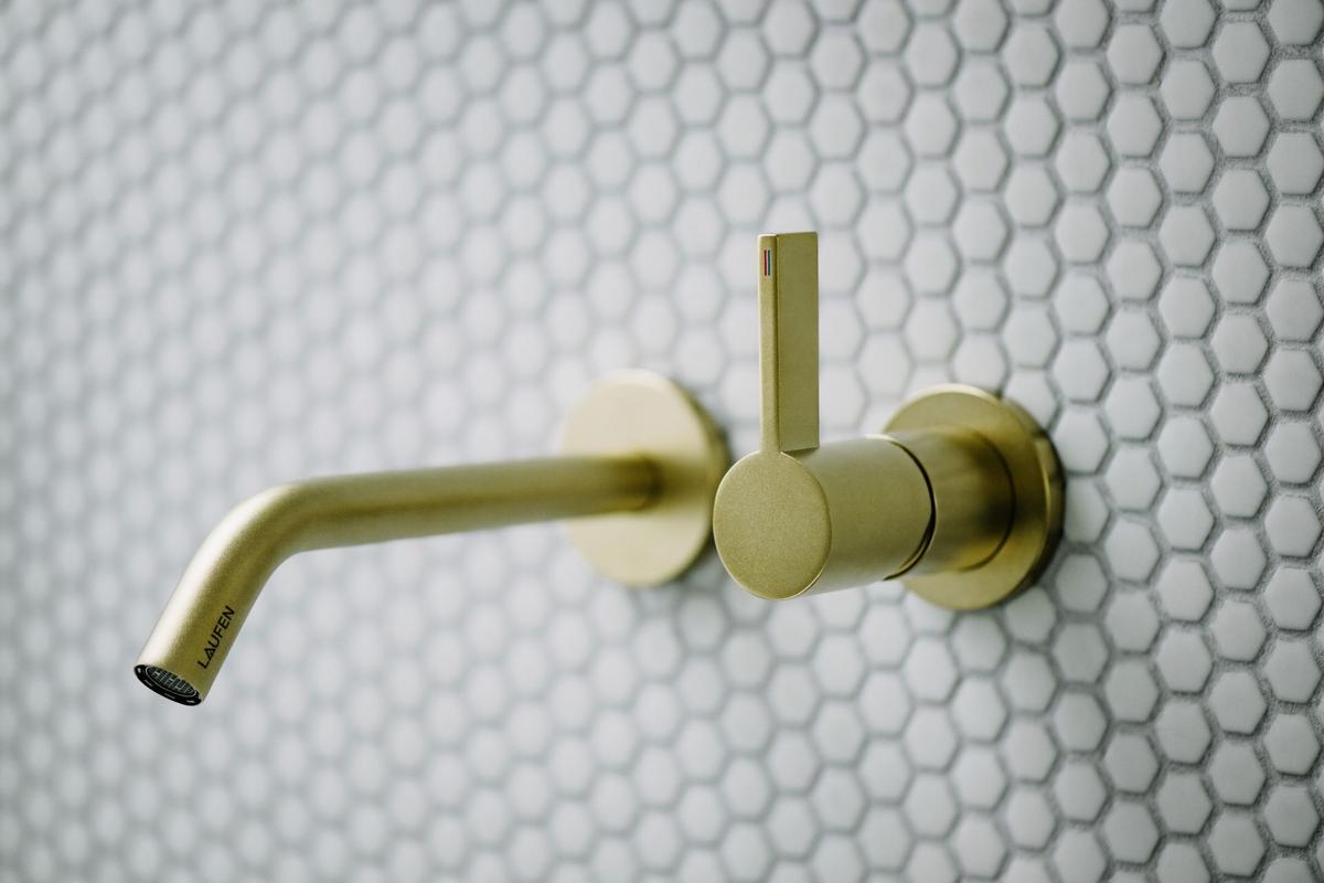 Zatímco podomítkové baterie TWINPLUS SLIM jsou v prostoru maximálně minimalistické, baterie z kolekce Kartell by LAUFEN se v prostoru stávají výrazným solitérem, který poutá pozornost. (Zdroj: LAUFEN)
