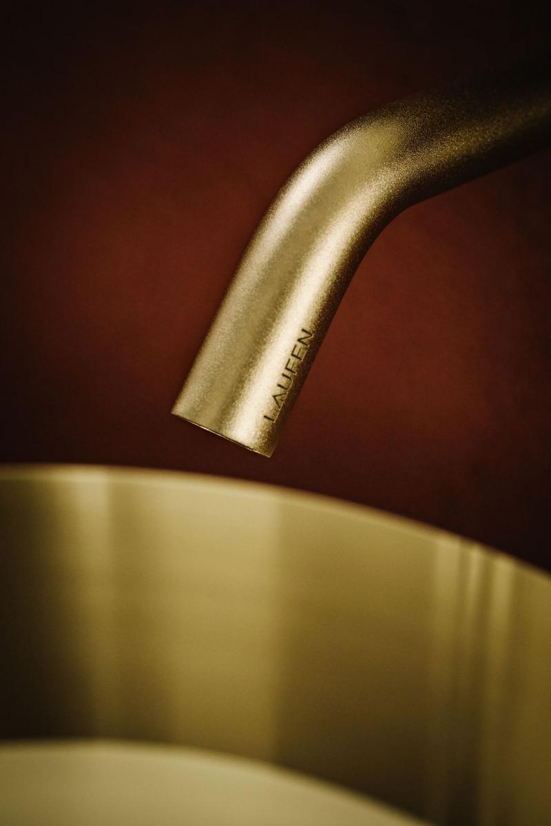 Designová podomítková baterie Kartell by LAUFEN je k dostání v odstínech chrom, zlatá lesklá, zlatorůžová, černá matná nebo kartáčované varianty ve zlatorůžové, světle zlaté a inox oceli. (Zdroj: LAUFEN)