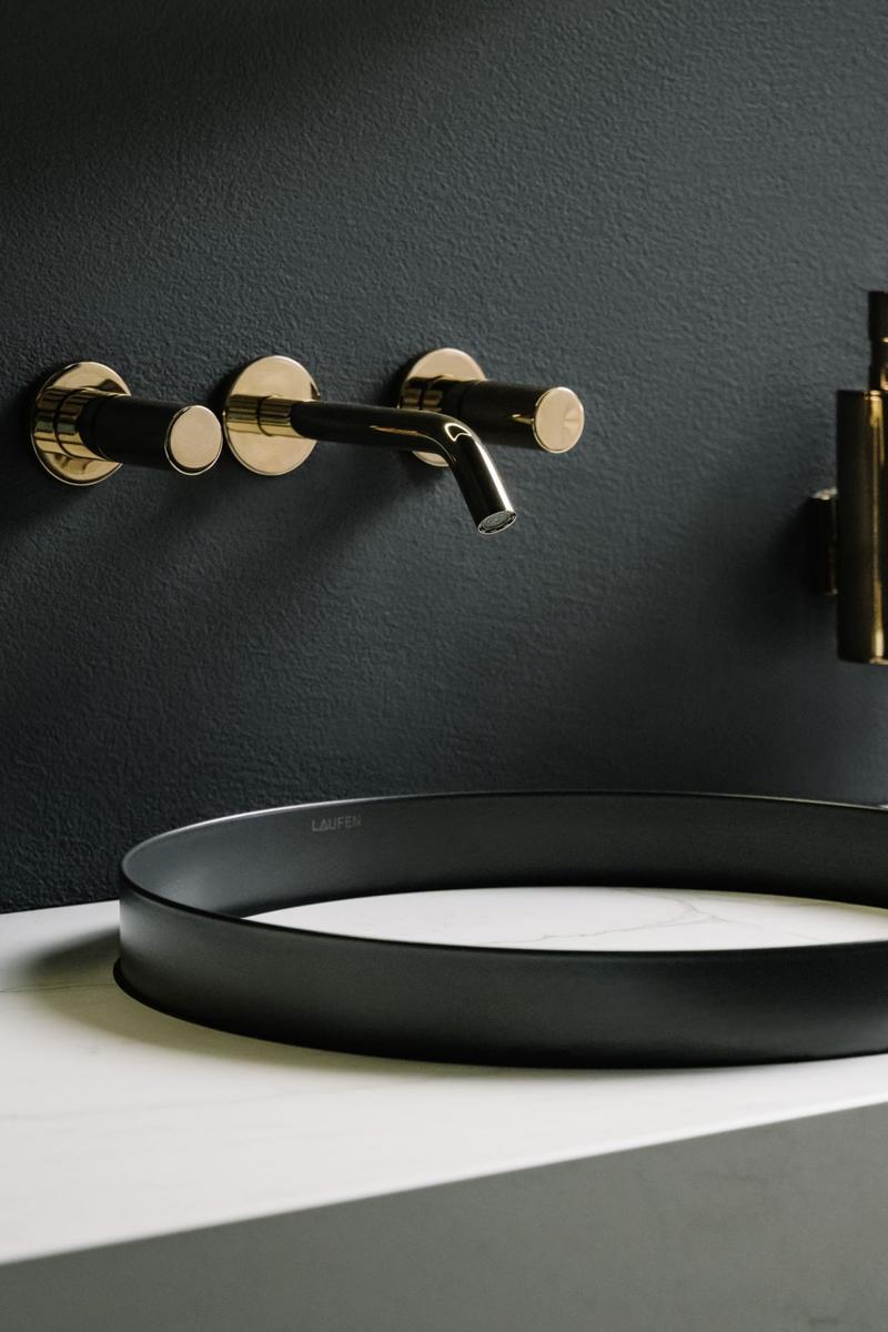 Designová podomítková baterie Kartell by LAUFEN je k dostání v odstínech chrom, zlatá lesklá, zlatorůžová, černá matná nebo kartáčované varianty ve zlatorůžové, světle zlaté a inox oceli. (Zdroj: LAUFEN)
