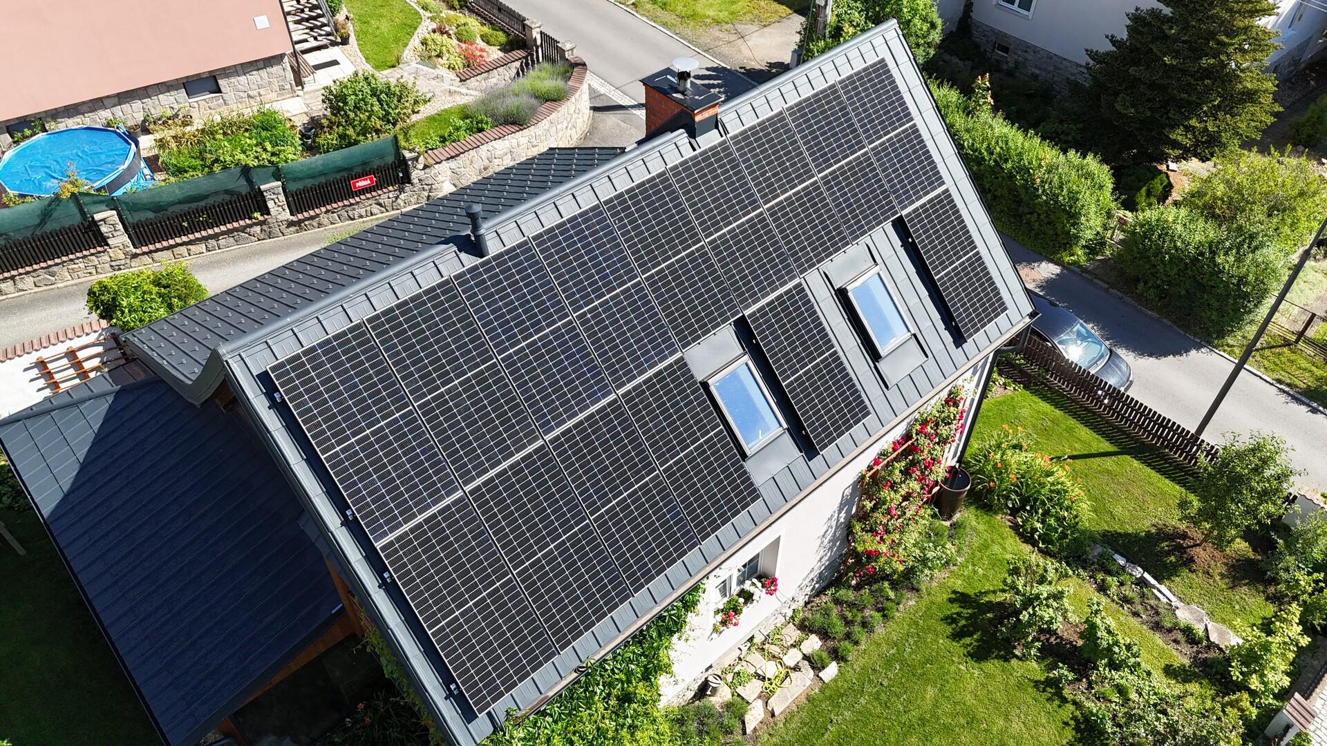 Na střeše je fotovoltaická elektrárna o výkonu 9,9 kWp a v domě bateriové úložiště HES s kapacitou 41,1 kWh (Zdroj: Kateřina Jezerská) 