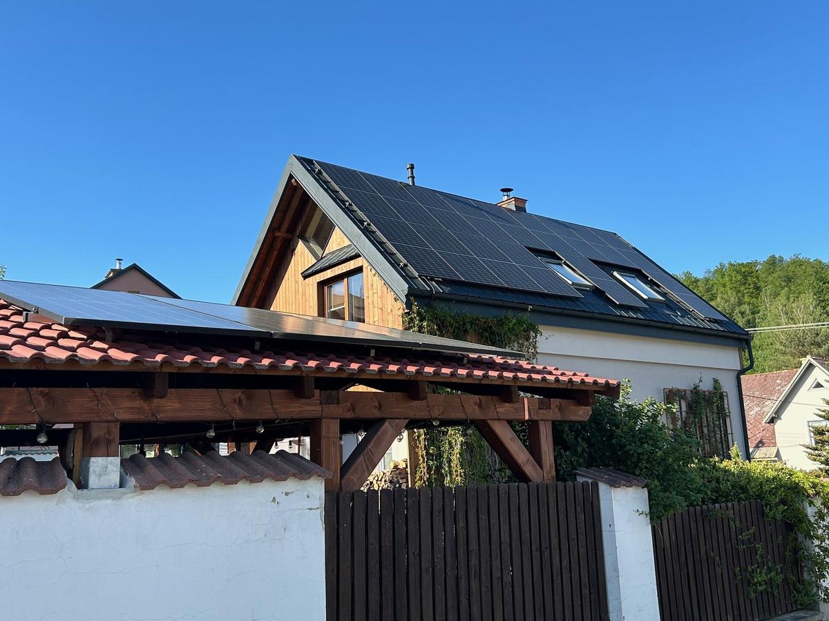 Na střeše je fotovoltaická elektrárna o výkonu 9,9 kWp (Zdroj: Kateřina Jezerská) 