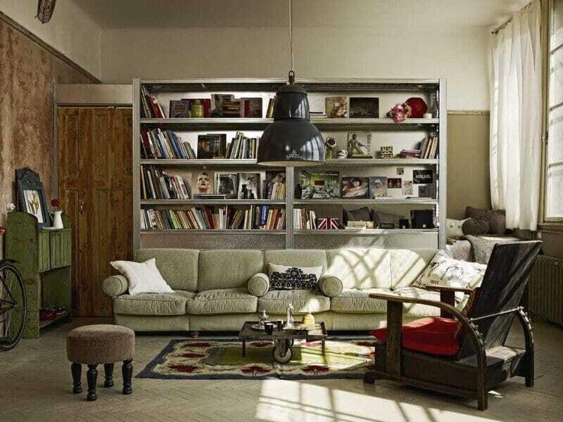 Otevřený regál plný knih a osobních předmětů tvoří pozadí odpočinkové zóny a zároveň odděluje prostor pro spaní. (Foto: A+Z Design Studio)
