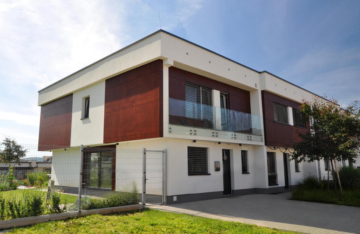 Rodinné domy v Rosicích s fasádními obklady Parklex Prodema, které spojují přírodní vzhled dřeva, dlouhou životnost a minimální nároky na údržbu.