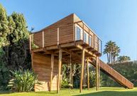 Domek se skluzavkou: dětský venkovní pokoj v portugalské zahradě od architektů a tesařů