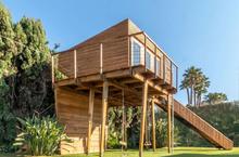 Cassiopeia Treehouse: dětský domek se skluzavkou, sítěmi a zip-line