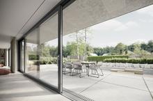 Okna ARTEVO doplňují vstupní dveře ve stejném designu