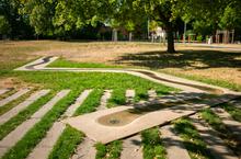 Park v Brně-Černovicích: náměstí bez asfaltu, snížená louka a recyklovaná žula