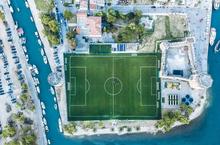 Penalty od hradní věže, fotbal mezi historií a mořem. Chorvatský stadion je hitem internetu